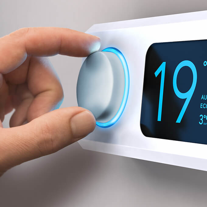 Thermostat mit Schalter aus Chrom.